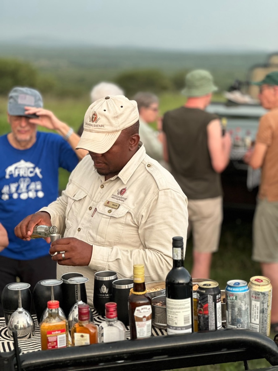 Sundowners vid solnedgången på safari
